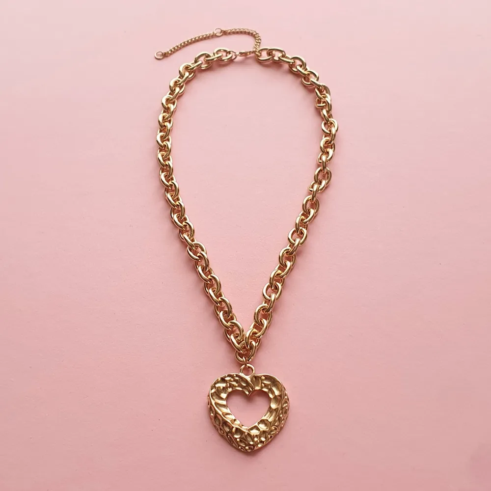 Guldfärgat halsband med stort hjärta. (Inte äkta guld). Accessoarer.