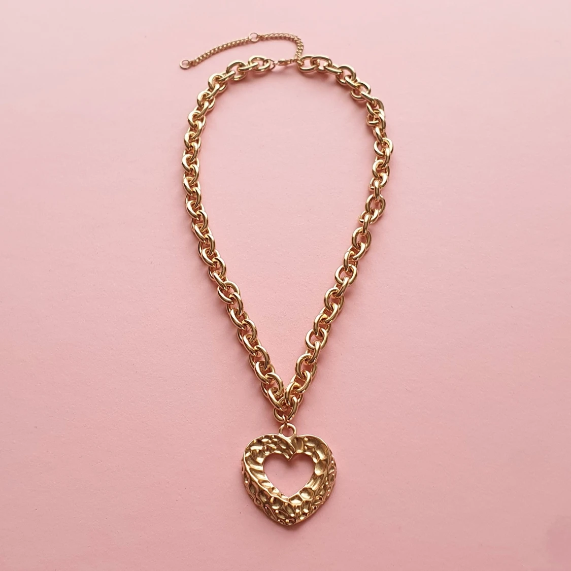 Guldfärgat halsband med hjärta