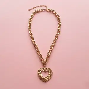Guldfärgat halsband med stort hjärta. (Inte äkta guld)