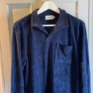 Frots långärmad pike - Säljer en fin helt oanvänd blå frotté långärmad pike. Skick 10/10 Nypris 800