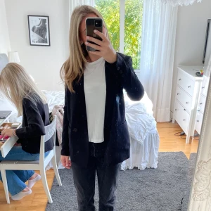 Svart kavaj  - Skickas via postnord, du står för frakten