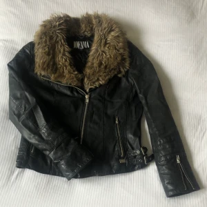 Skinnjacka JOFAMA by Kenza - Jacka från Jofama by Kenza med fuskpälskrage, storlek 40 Nypris ca 3000kr Köpare betalar frakt