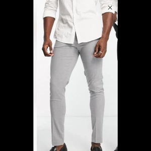 NYA kostymbyxor - Oanvända kostymbyxor från ASOS. Lapp kvar och inplastade. NOTERA: Små i storlek (ska vara W32L32, men upplevs som W31L32)