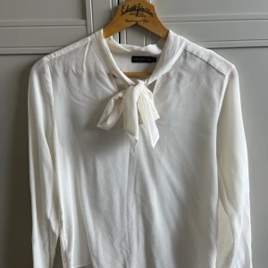 Blus från Stockhlm, strl S - Fin knytblus som endast användts en gång. Från märket Stockhlm (MQ). Lätt transparent men ändå proper.   Köparen står för frakt ✨ 