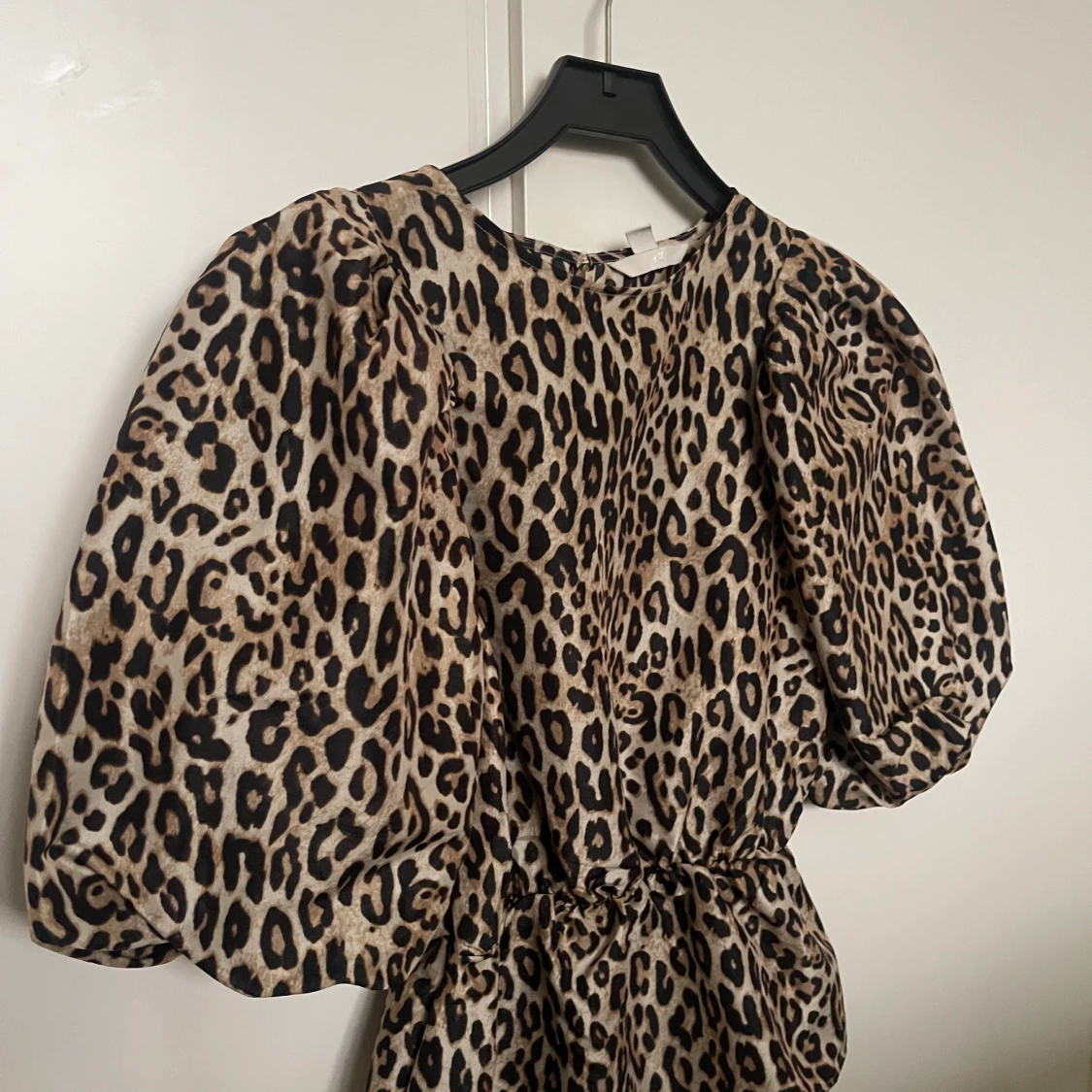 Leopardblus med puffärmar