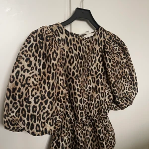 Leopardblus med puffärmar - Leopardblus med fina puffärmar. 
