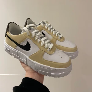 Nike air force pixel - Custommade air force 1 pixel i storlek 38,5 🤎 1500+frakt