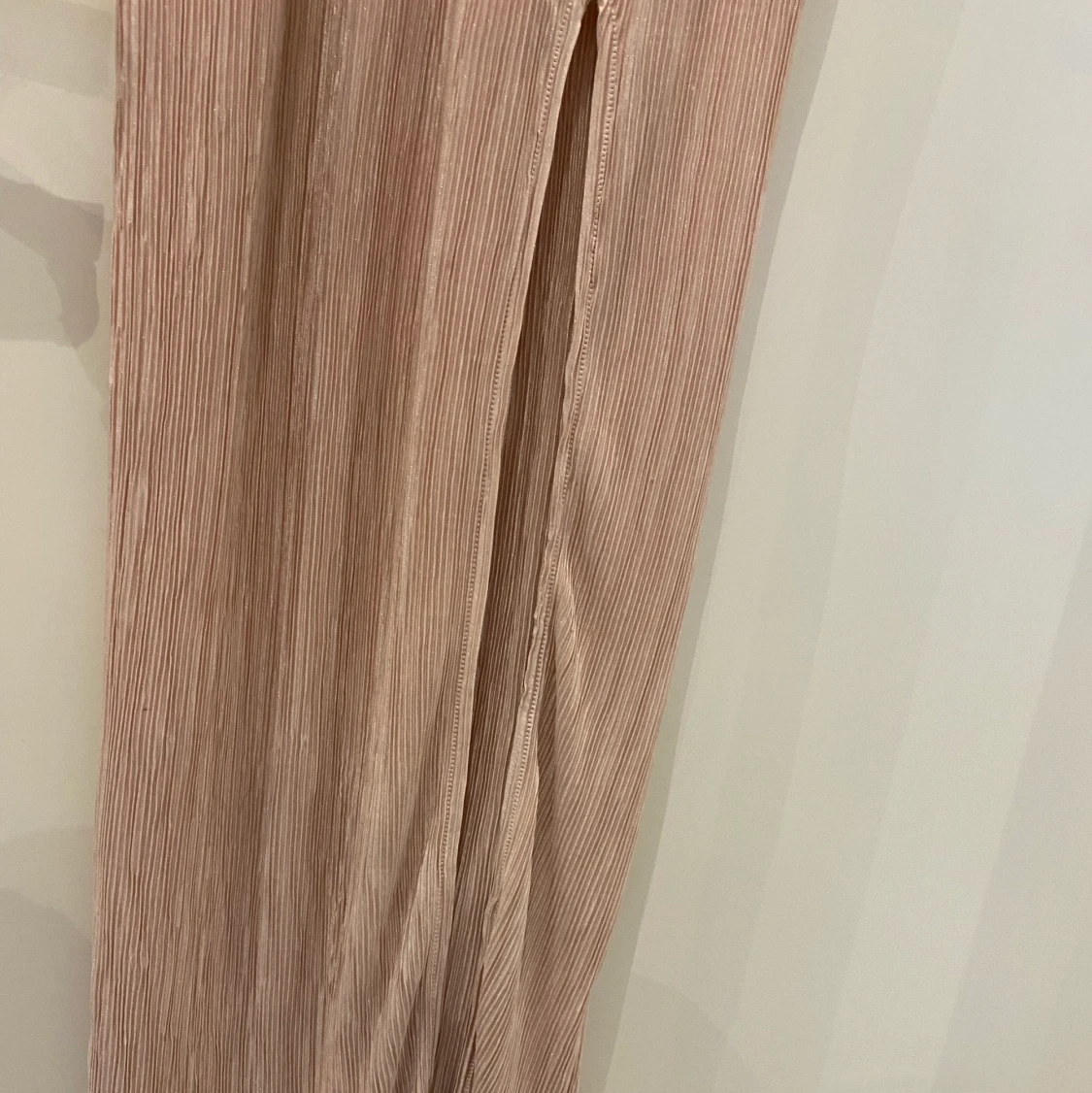 Ljusrosa ribbad klänning  - 91