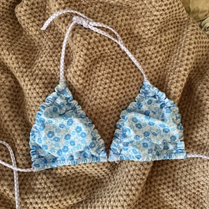 Bikiniöverdel  - Jättesöt bikiniöverdel i blommigt mönster. Storlek S