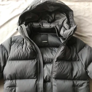 J.Lindeberg Dunjacka - Fin Jacka i bra skick, perfekt innan vintern  Köptes i Butik för: 3700 sek Säljer för: 500 sek