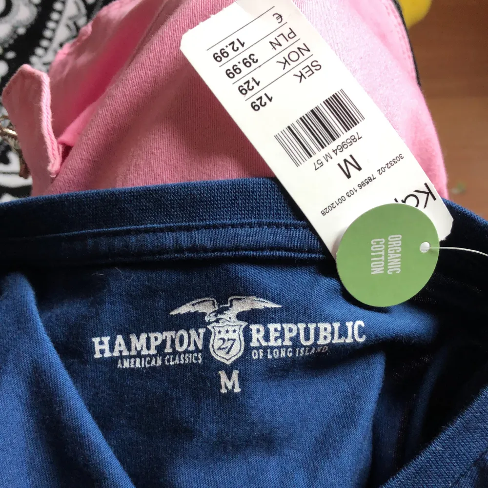 Mörkblå T-shirt från Hampton repulic  Aldrig använd (bortsätt från bilden) Prislapp kvar och allt  Bekväm Bra kvalitet . T-shirts.
