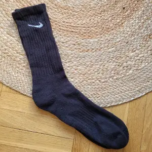 1 par svarta strumpor Nike Original unisex. Stl ungefär 38. Begagnade, men inga fel. Nytvättade! Fraktkostnad tillkommer.