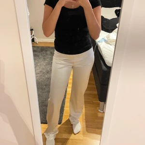 Byxor  - Vita kostym/leggings byxor från Nelly i storlek S. Använt skick och jag säljer för 150kr plus frakt. 