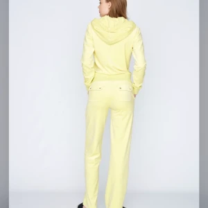 Juicy set - Säljer gult juicy set. Xs i båda delarna. Använt men i bra skick. Säljer för 1600kr. Skriv för intresse 😁