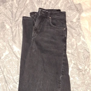 svarta jeans - ett par fian jeans
