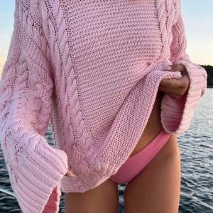 Stickad tröja - Super fin stickad tröja i ljusrosa färg:) Köpt från gina för ungefär 4 månader sen, den är använd men är ingenting som syns på den!!❤️Storleken är xs men den är ganska stor i storleken så passar även S och kanske tom M