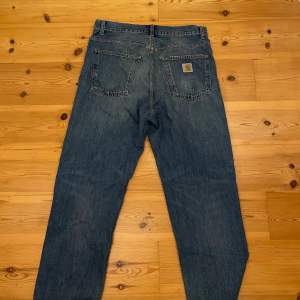feta carhartt jeans storlek 32