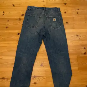 feta carhartt jeans storlek 32