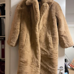 Kappa Svea - Kappa med fake päls köpt från Svea i storlek S. Jätteskön och varm. Passar perfekt till vintern. Om jag minns rätt så har en av fickorna fått hål men det går att sy ihop det enkelt ☺️