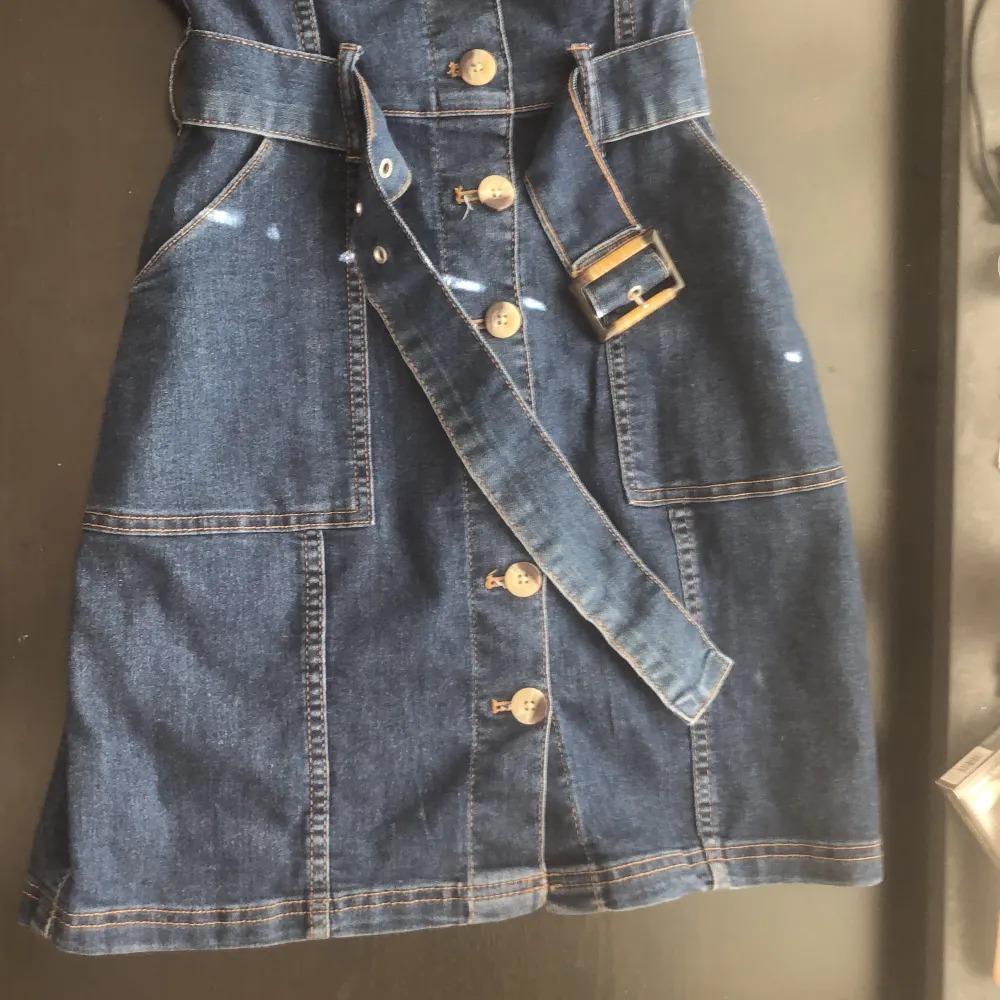 New (never been used) dark blue skirt overall jeans with buttons (they can be unbuttoned) with a belt (can be used separately). Klänningar.