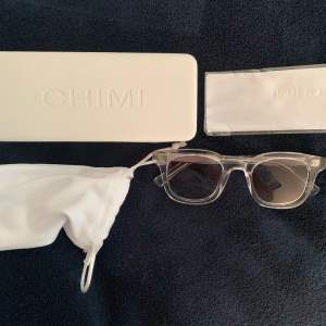 Hej säljer mina Chimi glasögon i färgen grå, i modellen 04. Endast använda fåtal gånger och är nästan som nya. Fodralet har enstaka repa men är också i nyskick.