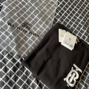 Burberry tröja  - En fin tröja fick den i födelsedagspresent men Tyvär passar den inte den är i Storlek M och är i fin skick.