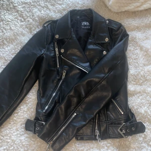 zara - säljer denna skinnjackan för den inte kommer till användning, använd ganska mycket men bra skick. köpte för ungäfär 500 