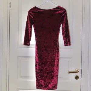 Röd sammet klänning (XS/S) - Röd tight sammetsklänning i storlek xs/s. Väldigt fin till julafton och nyårsafton. Urringning på baksidan. 