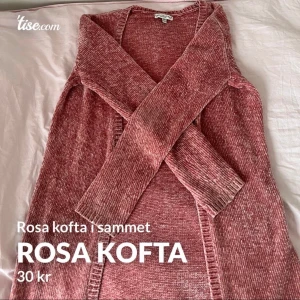 Rosa kofta - En rosa kofta i sammet utan fickor, jätteskön att ha på sig och är lite tjockare än ”vanliga” koftor och det är ju jätte bra nu till hösten och vintern, säljer för att den är för liten.