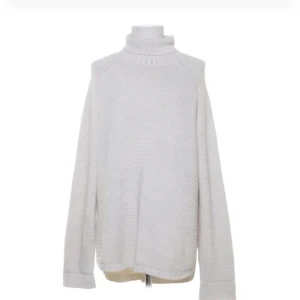 Vit stickad polo - Fin stickad vit polo från Gina Tricot! Använd 2 gånger! Inget fel på den, får bara inte användning för då jag har en annan lik denna! Storlek L men passar som M. 100kr + frakt (66kr) pris kan diskuteras❤️