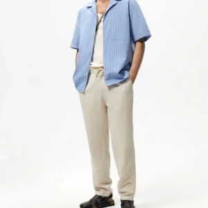 Helt nya herrlinnebyxor från Zara - Beiga linnebyxor herr från Zara, aldrig använda och lappen är kvar. Storlek 42.