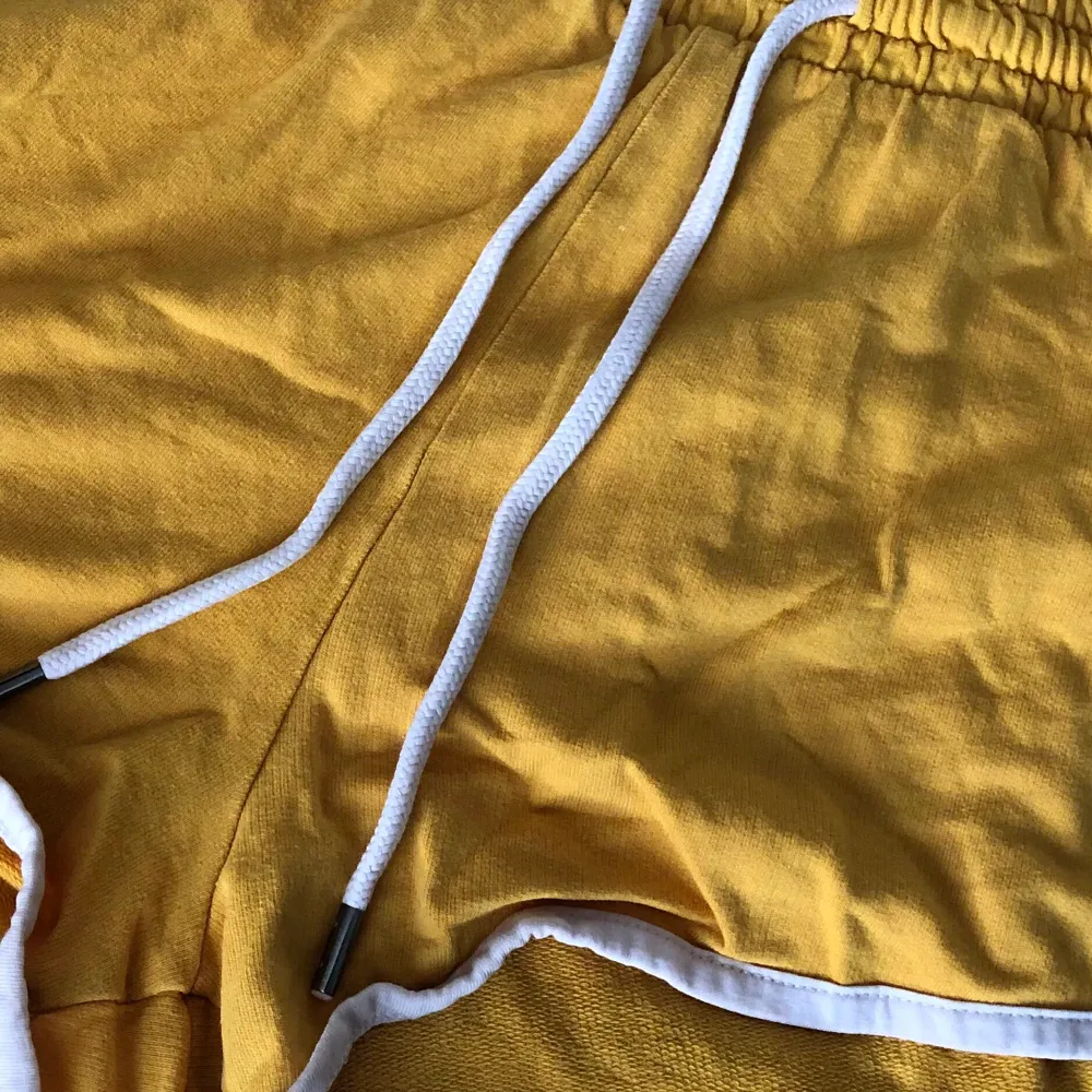gula shorts köpt från Monki för några år sen! använda fåtal gånger & i bra skick. färgen är tydligast på bild 2 men den gula färgen är lite starkare i verkligheten ⭐️. Shorts.
