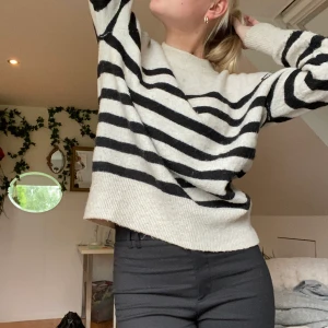 Randig H&M tröja  - Säljer denna super gosiga randiga tröja från H&M. Den har så fin passform och sticks inte. Jag säljer denna då jag har har en liknande hemma och behöver inte två.