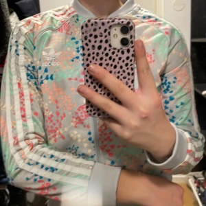 Adidas  - Säljer min adidas tröja, använd typ 3-4 gånger. Köptes för 400