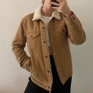 Levis jacka  - Jacka i beige/brun denim och vitt teddytyg på insidan. Storlek S. Sällan(!) använd! Från Levis.