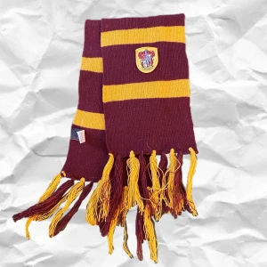 Harry Potter halsduk  - En gryffindor halsduk som jag inte använder och aldrig använt. hör av dig vid intresse ❣️