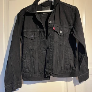 Svart jeansjacka från Levis  - Jeansjacka från Levis i storlek xs Pris: 450kr + frakt Priset går att diskutera 