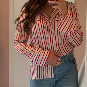 Blus - Så skönt Randig blus från ginatricot i storlek 34.  Använder en gång.  Inga fläckar eller andra defekter.  Mötas i Stockholm eller fraktar.💕