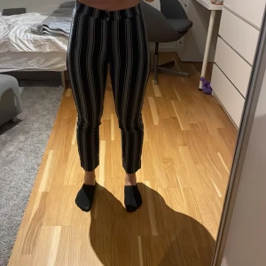 Brandy Melville byxor - Ett par byxor från Brandy Melville som jag säljer då de tyvärr blivit för små.  Orginalpris: 380kr