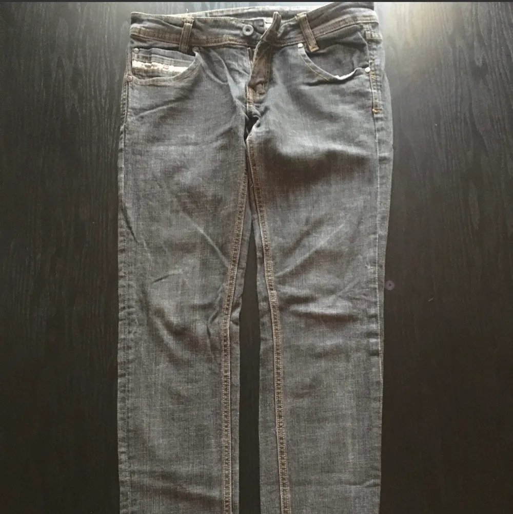 Ett par fina lågmidjade jeans ifrån Diesel i storlek 28/32. De passar mig som är 175 cm. Säljer dom då jag inte fått så mycket användning av dom :( Men dom sitter mer åt skinny hållet.. Jeans & Byxor.