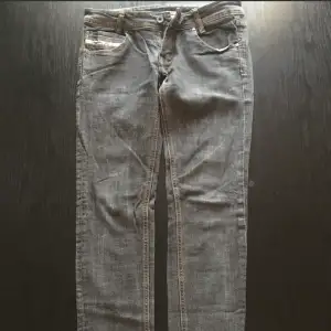 Ett par fina lågmidjade jeans ifrån Diesel i storlek 28/32. De passar mig som är 175 cm. Säljer dom då jag inte fått så mycket användning av dom :( Men dom sitter mer åt skinny hållet.