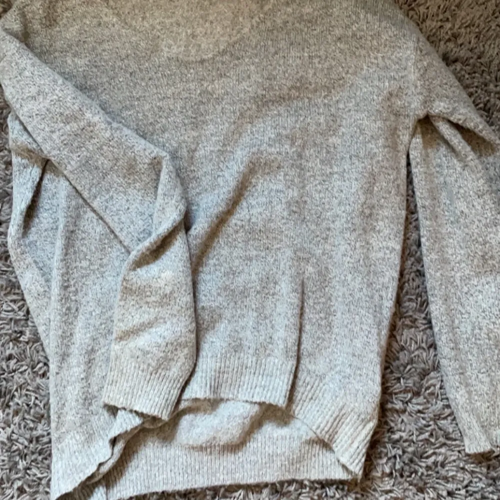 skit mysig stickad tröja från lager 157 säljer då ja aldrig använder den🤍. Stickat.