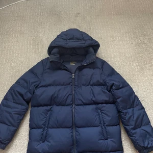 Ralph Lauren jacka  - Säljer nu min Ralph Lauren jacka som är i bra skick förutom att den har ett litet hål bakom armen men det är inget man märker.  Den är i storlek 14år men passar om man är 170cm!  Hör gärna av dig om du har frågor! 