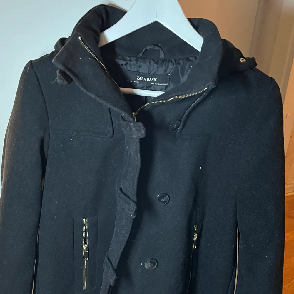 En jätte fin svart kort kappa från Zara Basics. Köpt för några år sen, använd typ 5 - 6 gånger. Den har bara hängt i garderoben, den är varm och skön och passar ihop med allt! ❤️ köpt för 500kr. Jackor.