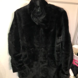 Pälsjacka (fuskpäls) - Fusk päls jacka från Only, väldigt skön och varm att ha under hösten/vintern. Den är lite längre i modellen och går precis över rumpan, hög hals men man kan även ha den nervikt om man vill.  Lite nött vid fickorna men inget man tänker på.
