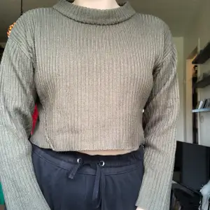 Grön/grå croppad tröja