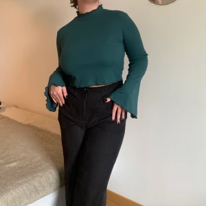 Grön tröja - Grön och skön tröja från NA-KD! Den har en liten turtleneck och jag tycker tröjan är liten i storleken! den är också ganska tunn i materialet och väldigt skön!  Priset kan diskuteras🥰