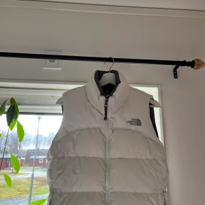 The North Face väst - North face väst. Sparsamt använd. Storlek Dam M men passa bra på mig som har kille S.  