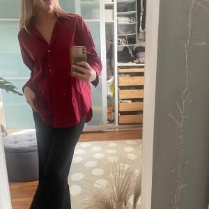 Vinröd skjorta, perfekt till vintern! Köpt på Zara och bara använd ett fåtal gånger☺️