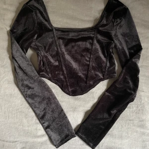 Lång ärmad tröja  - Köptes för ca 1 år sen, ny skick då den bara har används ett fåtal gånger.